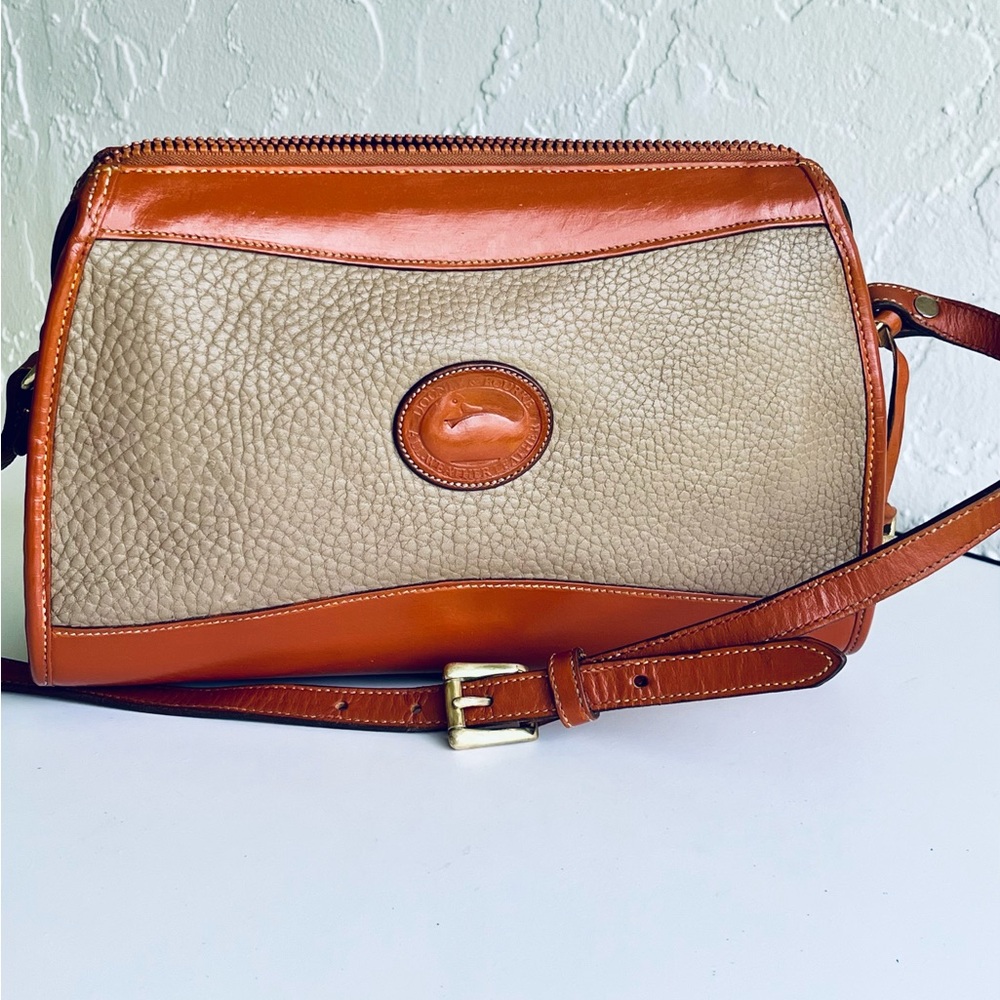 VINTAGE DOONEY & BOURKE FARMHOUSE COTTAGE SAND/TAN  OATMEAL SHOULDER CROSSBODY